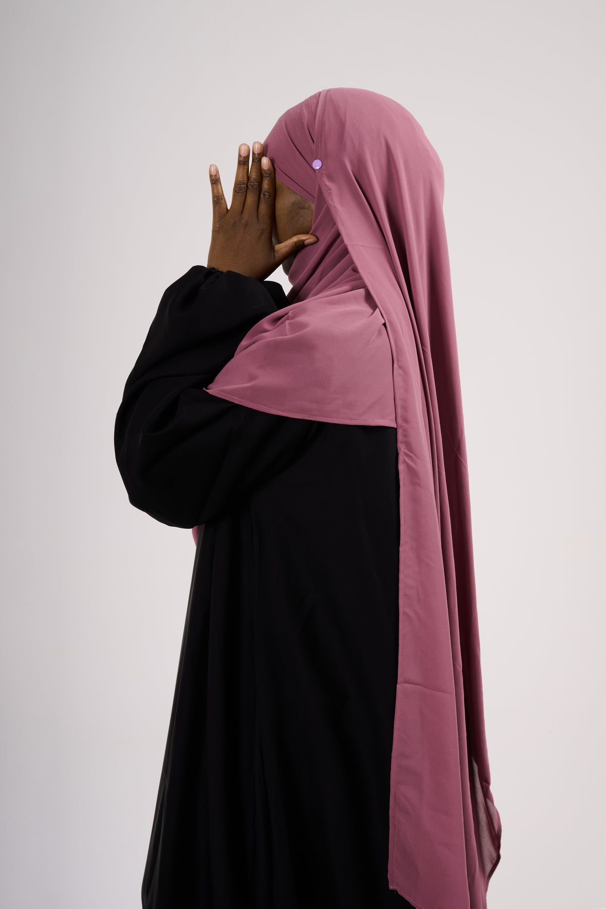 Hijab Hajar à clips mousseline saoudienne : le hijab que toutes nos clientes redemandent.