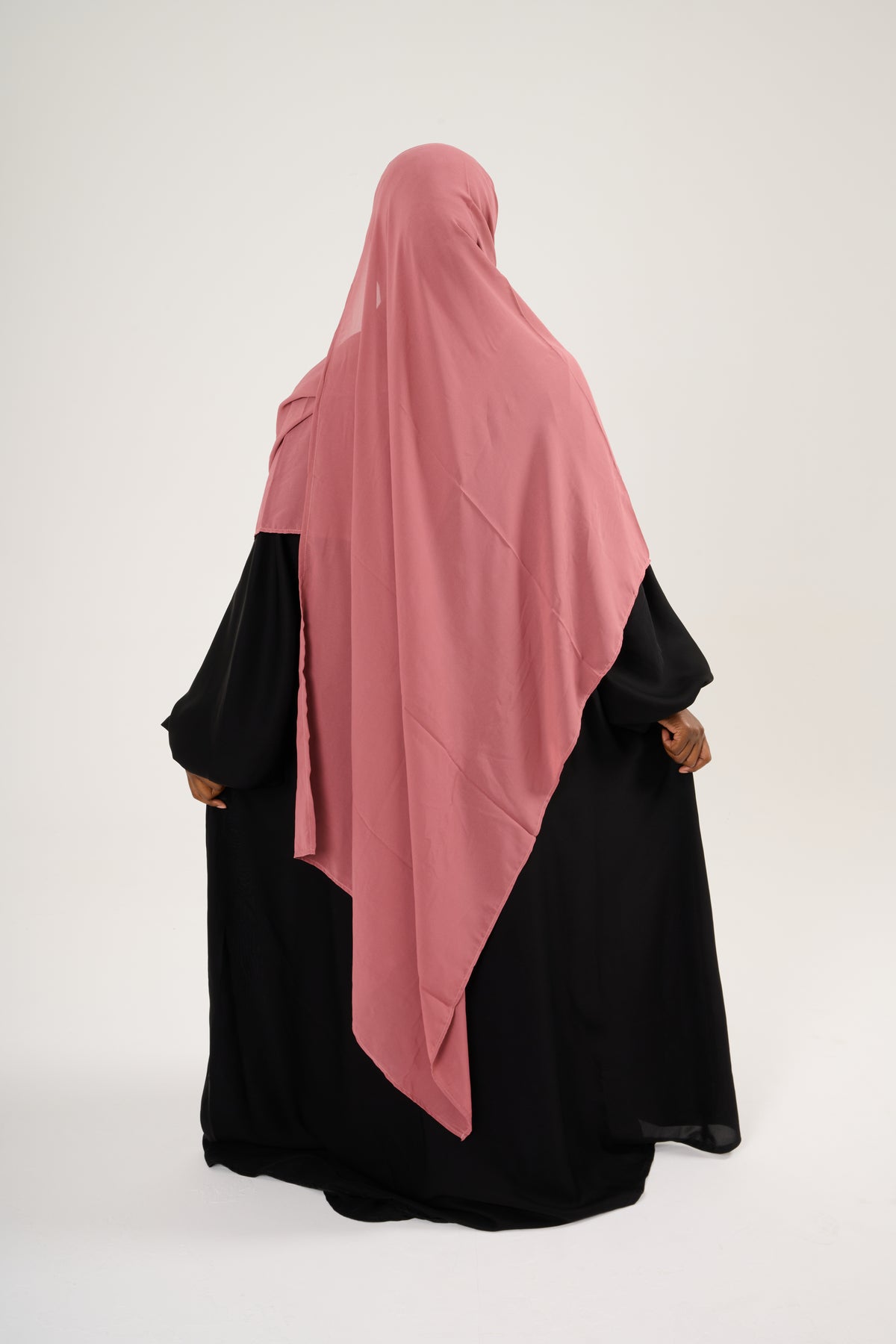 Hijab Hajar à clips mousseline saoudienne : le hijab que toutes nos clientes redemandent.