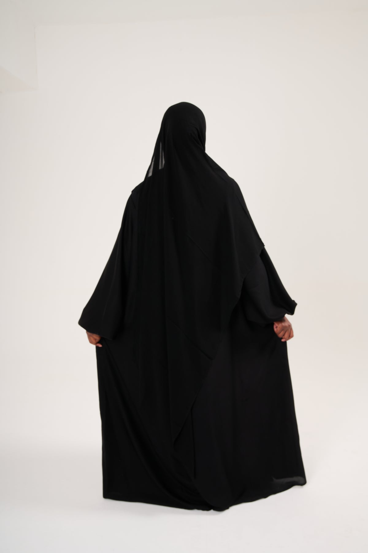 L'Abaya Amatoullah & Hijab à clips assorti : le set complet qui te simplifie la vie.
