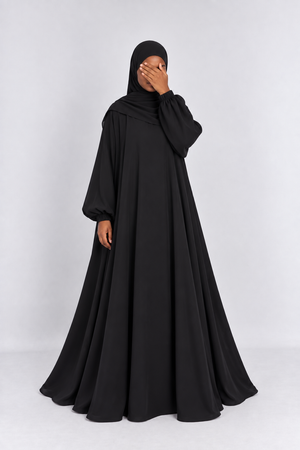 L'Abaya Amatoullah & Hijab à clips assorti : le set complet qui te simplifie la vie.