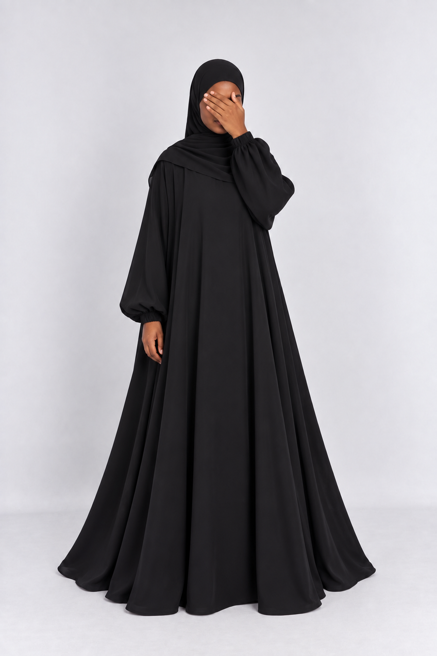 L'Abaya Amatoullah & Hijab à clips assorti : le set complet qui te simplifie la vie.