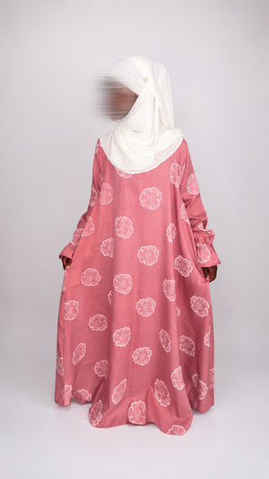 Abaya Soleil : élégance et douceur pour les petites filles.
